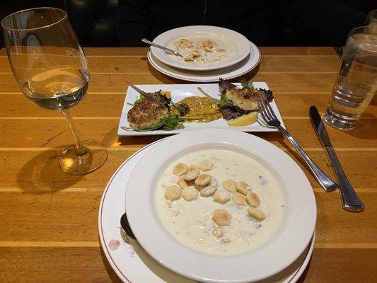 Seafood chowder and crab cakes