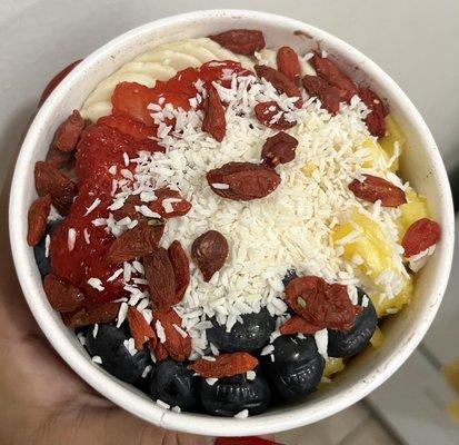 Classic açaí bowl with goji berries