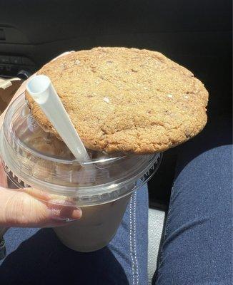 Iced chai latte & chocolate chunk cookie