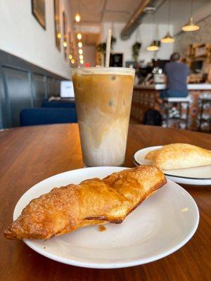 Pastelito de Queso y Iced Cafe con Leche