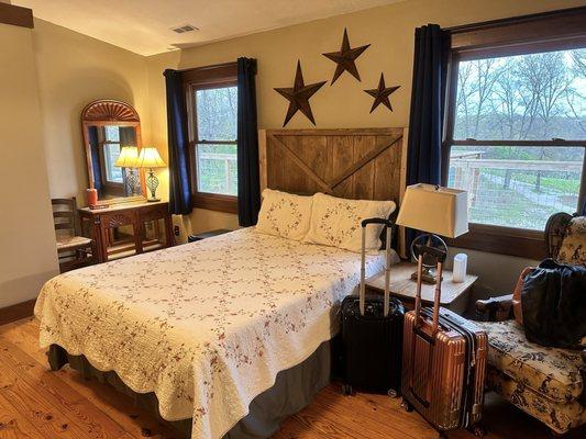 Queen size bed in Wyatt Earp