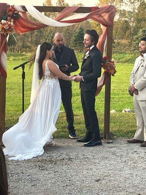 Gravel driveway ceremony. Note the beautiful grass in the background. That's also what is shown on the website