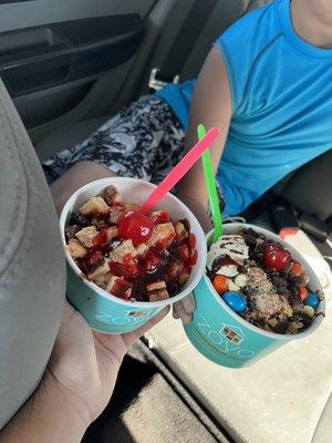 Frozen yogurt with toppings