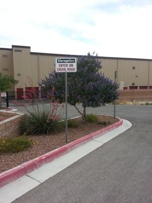 Sign at back gate located on N. 5th Street informing you the entrance is on Craig Rd.