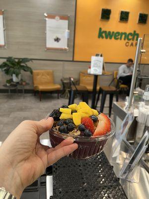 Tropical açai bowl