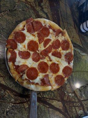 Pepperoni pizza 10" with thin crust