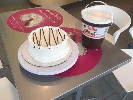 Delicious frozen yogurt cake! Chocolate cake on the bottom, with chocolate and vanilla frozen yogurt, brownies and caramel sauce. Yumm!