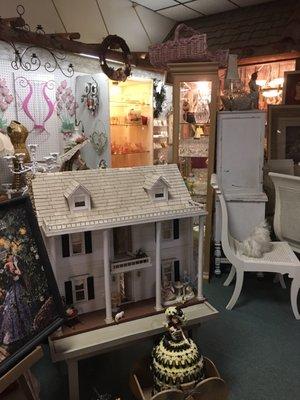 A "Gone With The Wind" dollhouse.  I believe NFS but cool to see.