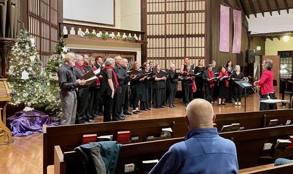 Valley Voices Community Choir led by Jan Jaffe, December 2022