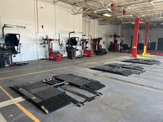 3 balancers, 3 tire changers machines and 3 lift pads to service cars