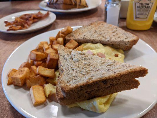 Omelette with home fries, rye bread