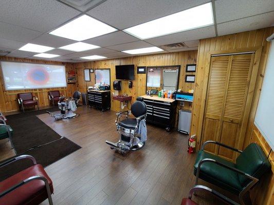 Fully  Renovated highly clean shop. Interior in New as of July 2020