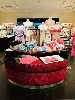 On point merchandise presentation @ Victoria's Secret