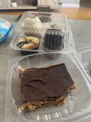 Peanut bar and cupcake assortment (cheesecake, bumpy cake and Caramel cupcake)