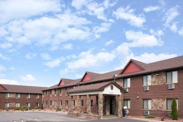 Welcome to the Baymont Inn and Suites Eau Claire WI