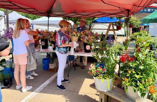 Flower Hill Farm: beautiful plants and flowers this Saturday morning! (04/30/22)