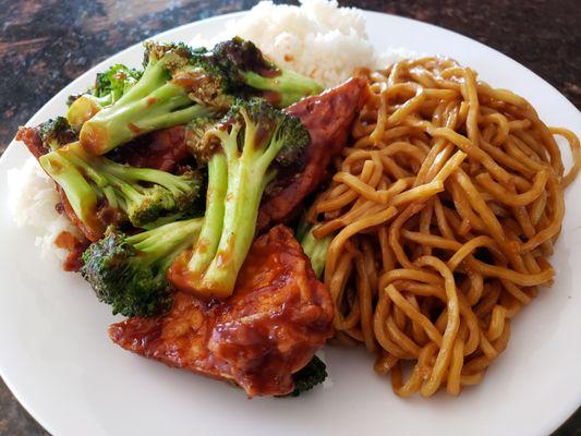 Tofu with broccoli. Yum!