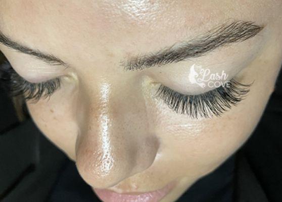 Natural volume lashes to enhance your natural beauty