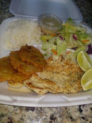 Grilled Chicken, Rice, Fresh Green Salad, limes.. soo good lunch, fast and cheap!