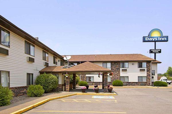 Welcome to the Days Inn and Suites Davenport East