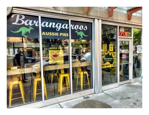 Barangaroos Aussie Pies.3208 N Sheffield Ave, Chicago, IL  Australian "FastFood" PuffPastry Pies ,Breakfast " Brekkie",Rolls,Soups. Cool!