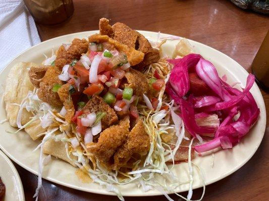 Chicharrón con yuca frita