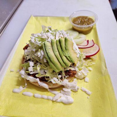 Sope de pollo adobado