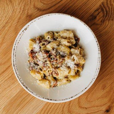 Carbonara -
Rigatoni, yolk sauce, bacon, black pepper