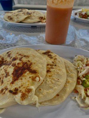 Pupusas de Pollo Queso