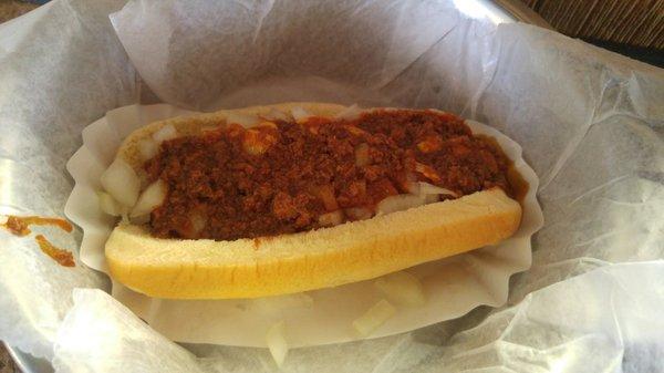 Very good chili on the hotdog. Wishing I had gotten slaw with it.