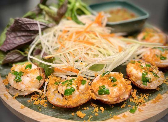 LUNA PRAWN CAKES - Crispy rice cakes filled with shrimp and scallions.