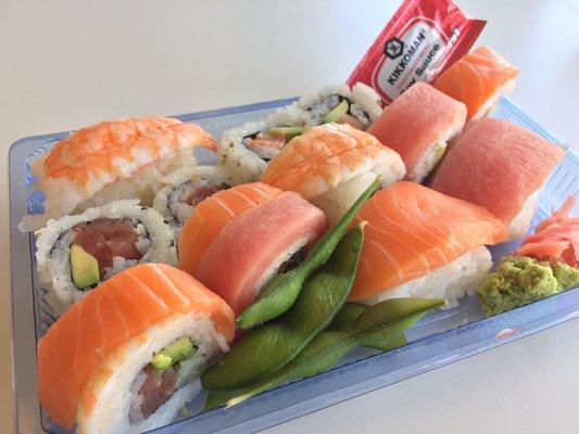 A nice combination of salmon, tuna, shrimp sushi / nigiri.