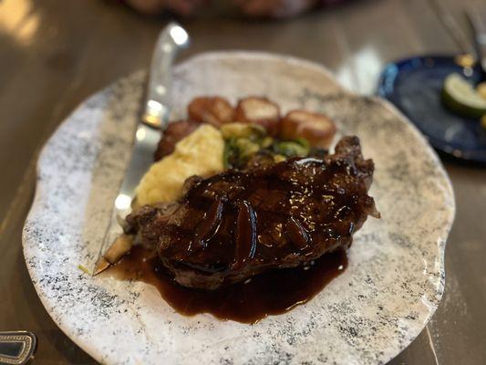 Filet mignon with scallops