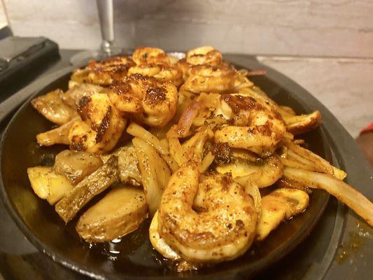 Shrimp fajitas with onions