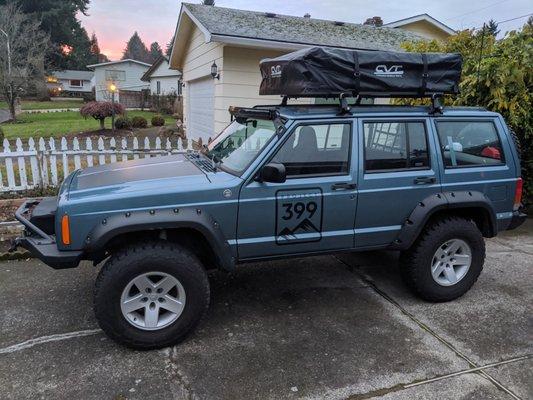 Yakima Rack from Rack & Roll holding up a CVT Mt. Shasta rooftop tent with ease!