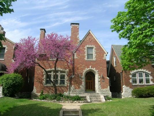 These brick charmers can be found in many neighborhoods like St Louis Hills, Holly Hills, Clayton, University and Central West End