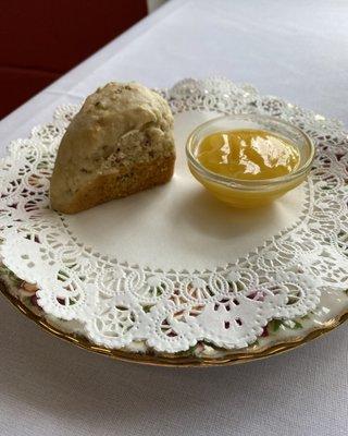 Raspberry scone with lemon curd