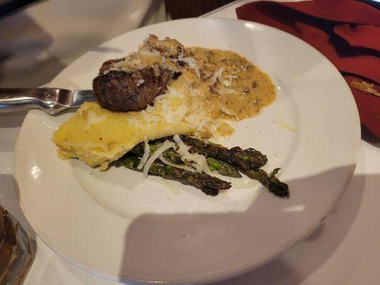 Tenderloin, mashed potatoes and asparagus