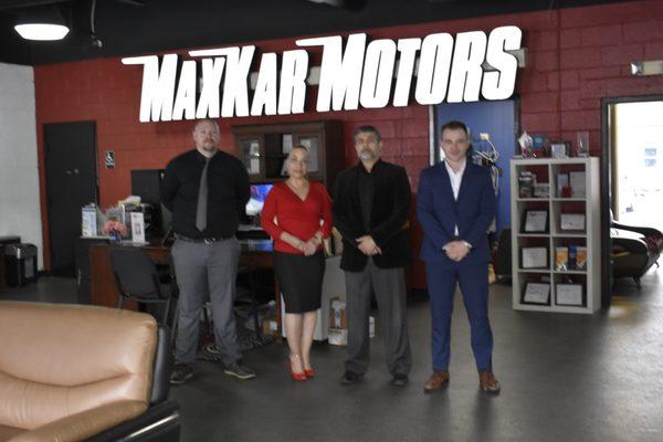 Maxkar Motor's friendly sales team speak English and Spanish.