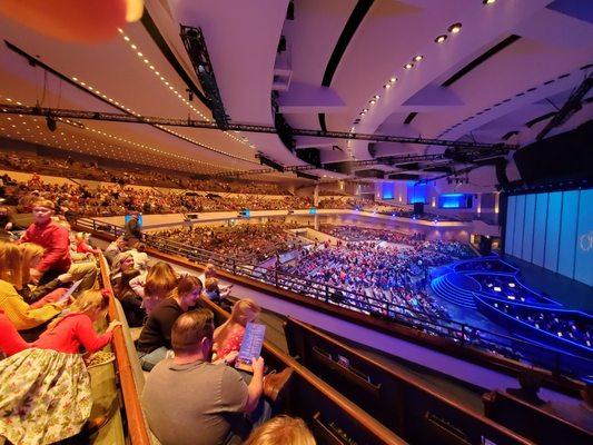 The crowd gathers for the 2021 Christmas show. Seating for 7,000+. Former Gov Rick Perry in the audience somewhere. Just about sold out.