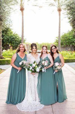 Bridal party! 

@theclausengalleryweddings
@tuscangardensvenue