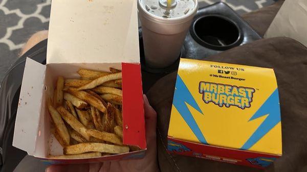 Both fries and burgers come in cute boxes.