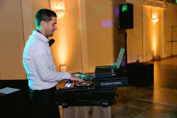 DJ Robbie Rich doing his thang