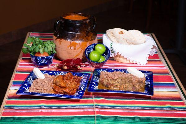 Puerco en guajillo y tomatillo