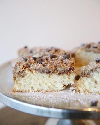 cinnamon vanilla chocolate chip crumb cake