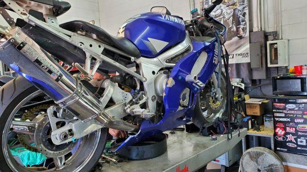 1999 Yamaha R6..Engine oil and filter change..