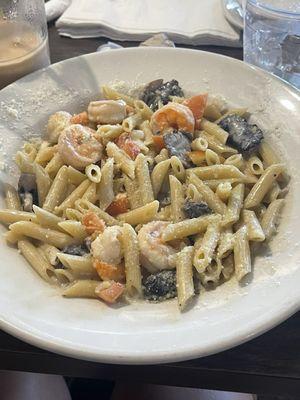 Creamy shrimp pasta 2/10, very bland