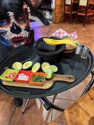 Table side "live guacamole"