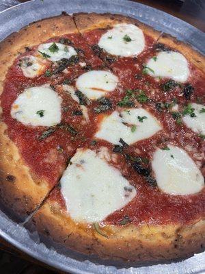 Margarita pizza with cauliflower crust