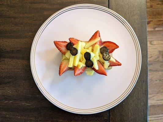 Shortbread crust filled with custard and topped with mixed fruit: strawberries, pineapples, and blueberries. Excellent, as always.